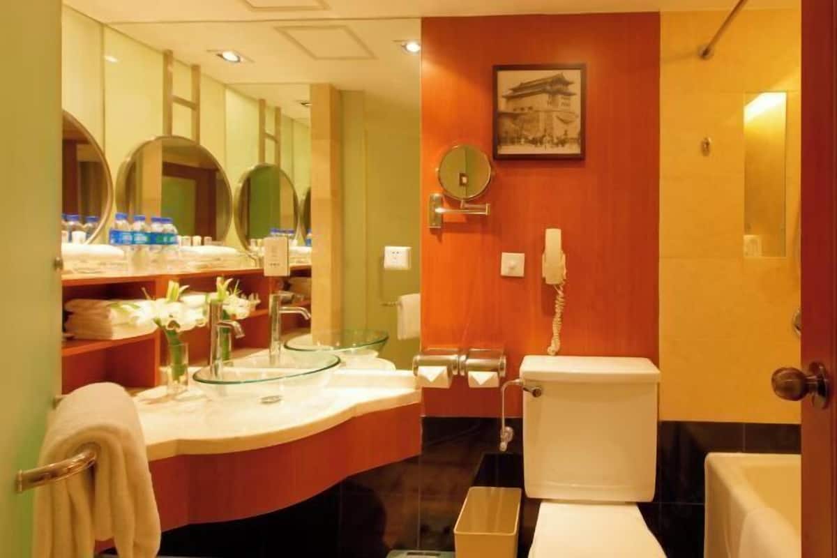 Combined shower/tub, deep soaking tub, free toiletries, hair dryer