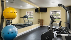 Een sportschool met trainingsapparatuur, een Smart Ball en een loopband.
