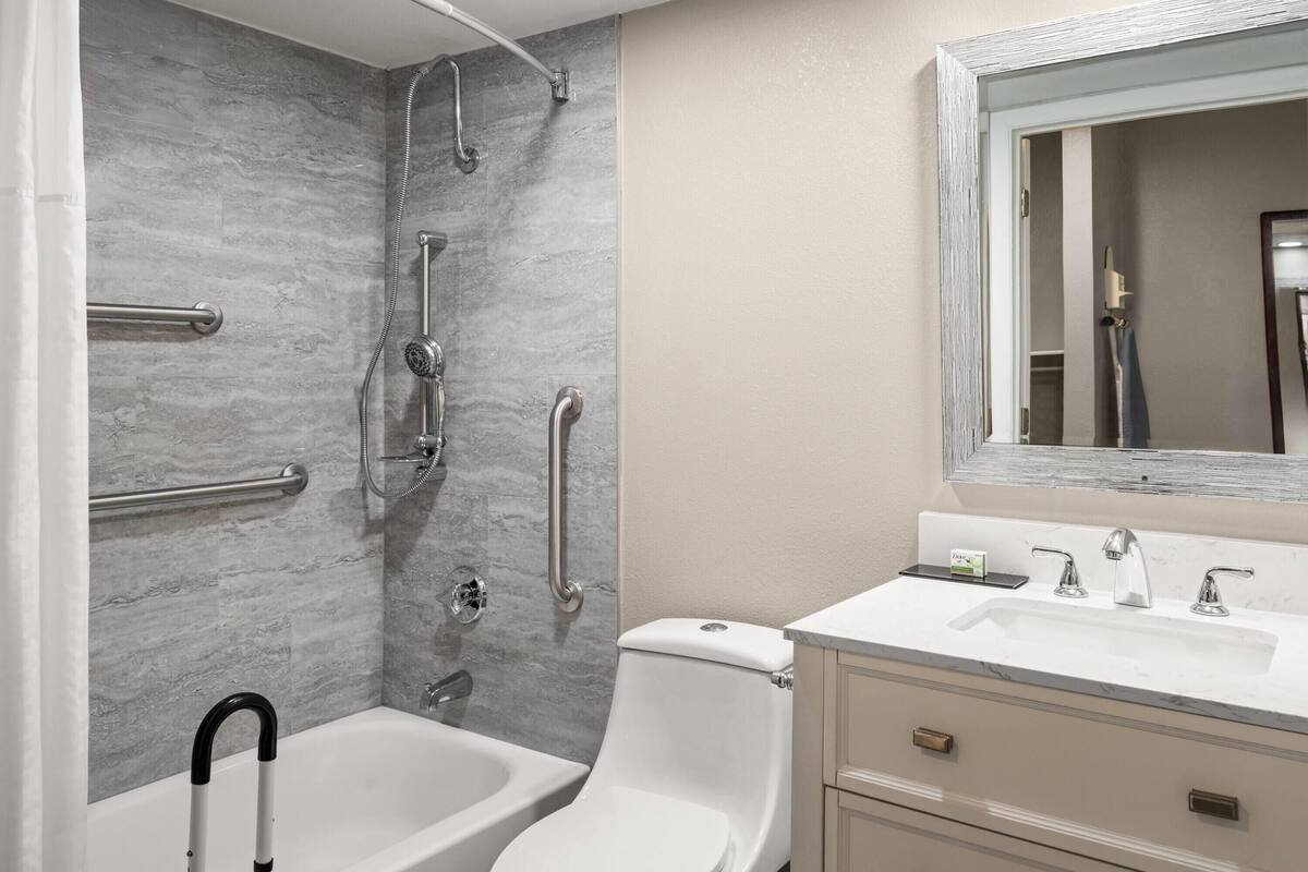 Ein Badezimmer mit Badewanne, Toilette und Waschbecken.