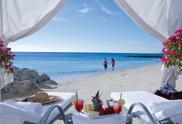 Praia particular nas proximidades, espreguiçadeiras, guarda-sóis