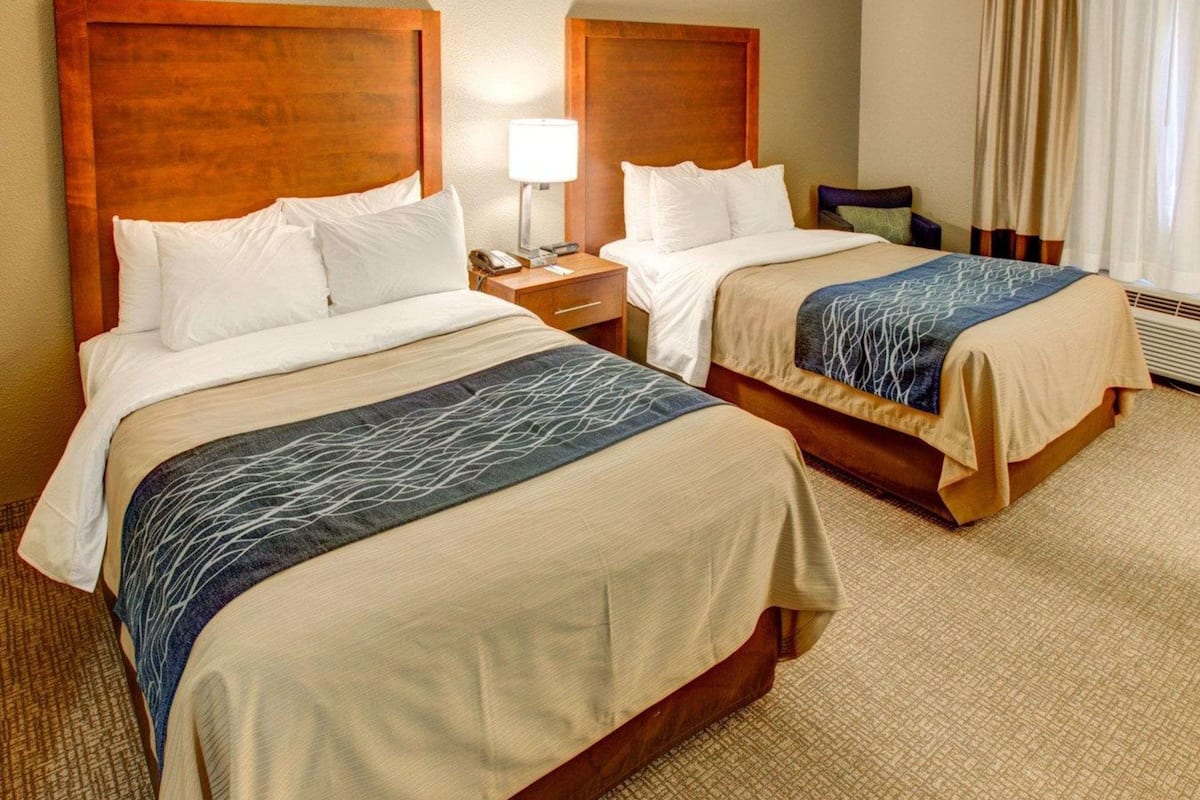 Premium bedding, in-room safe, desk, laptop workspace