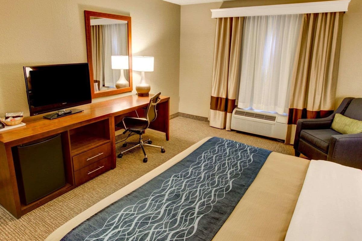 Standard Room, 1 King Bed, Non Smoking | Premium bedding, in-room safe, desk, laptop workspace