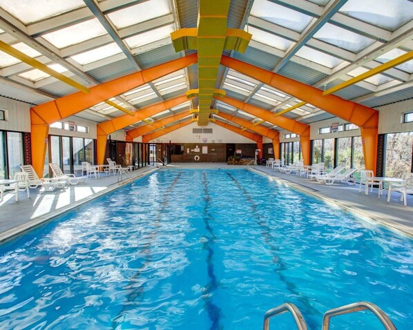 Piscina interna, funciona das 6h às 21h, espreguiçadeiras