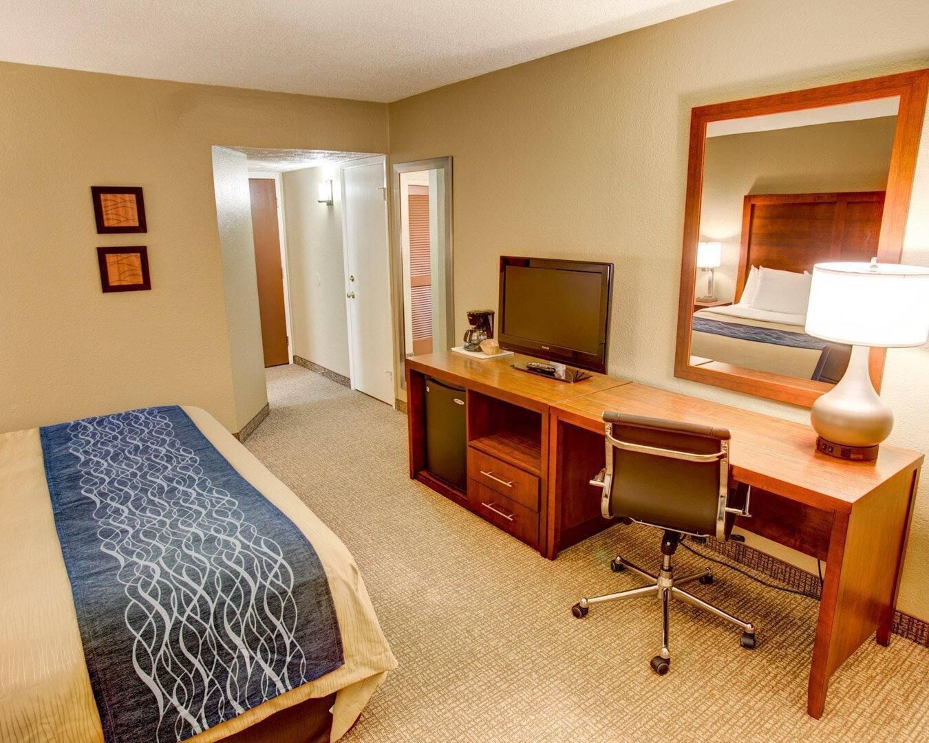 Standard Room, 1 King Bed, Non Smoking | Premium bedding, in-room safe, desk, laptop workspace