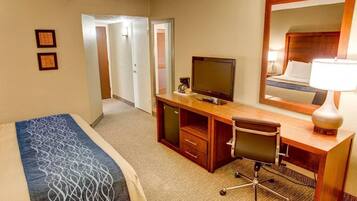 Standard Room, 1 King Bed, Non Smoking | Premium bedding, in-room safe, desk, laptop workspace