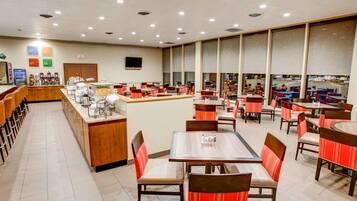 Café da manhã com buffet grátis todos os dias