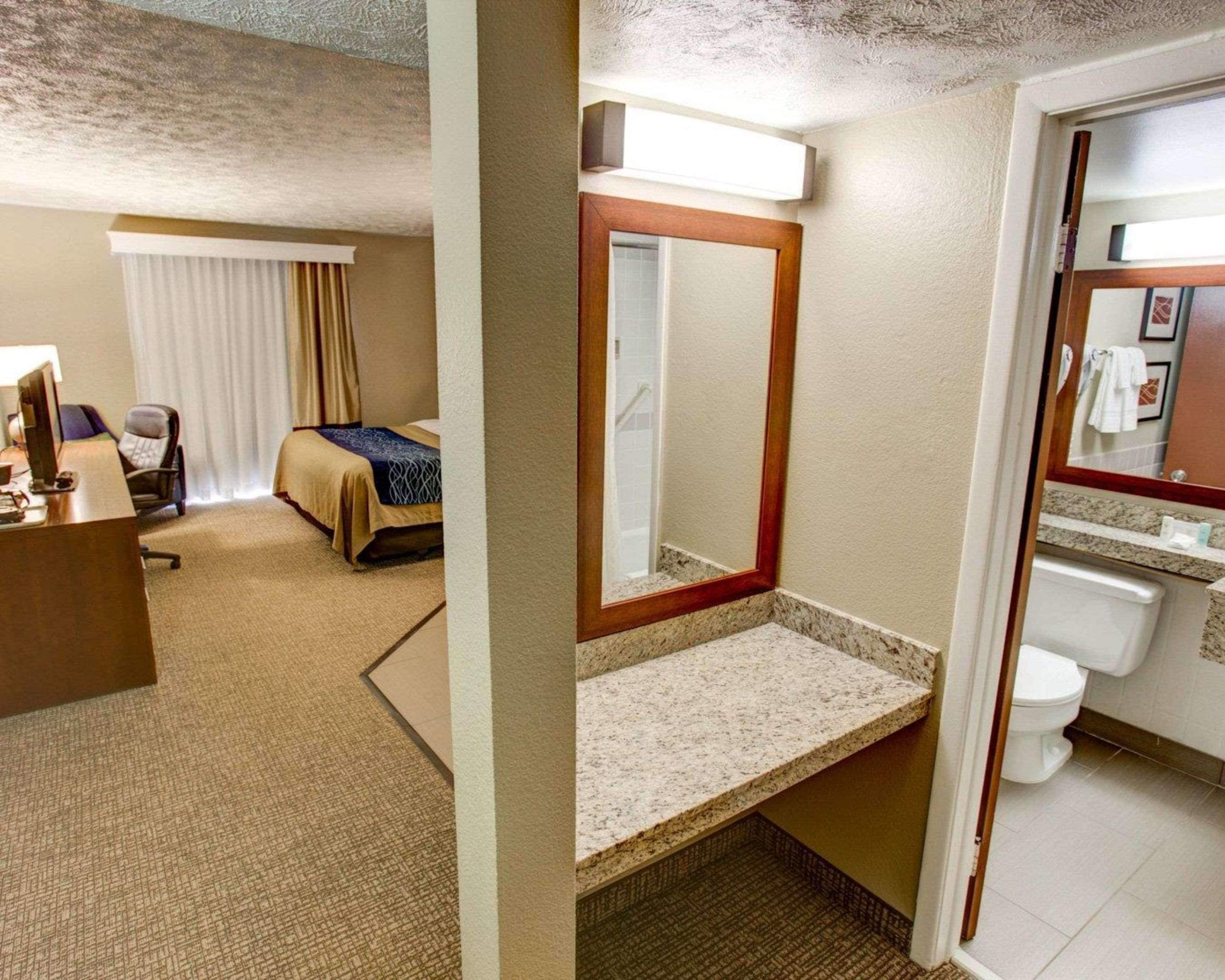 Standard Room, 1 King Bed, Non Smoking | Bathroom