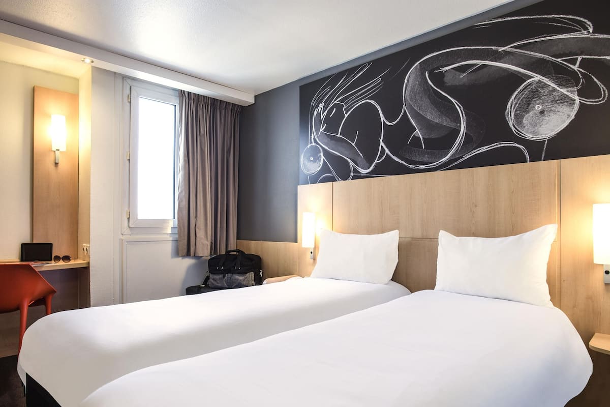 Standard Room, 2 Twin Beds | Hypo-allergenic bedding, in-room safe, desk, blackout drapes