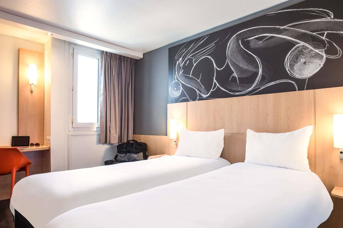 Standard Room, 2 Twin Beds | Hypo-allergenic bedding, in-room safe, desk, blackout drapes