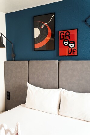 Hypo-allergenic bedding, in-room safe, desk, blackout curtains