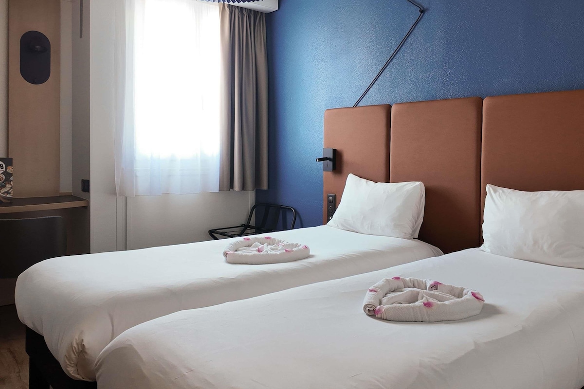 Hypo-allergenic bedding, in-room safe, desk, blackout curtains