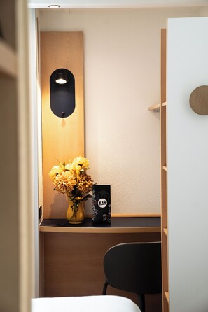 Hypo-allergenic bedding, in-room safe, desk, blackout curtains