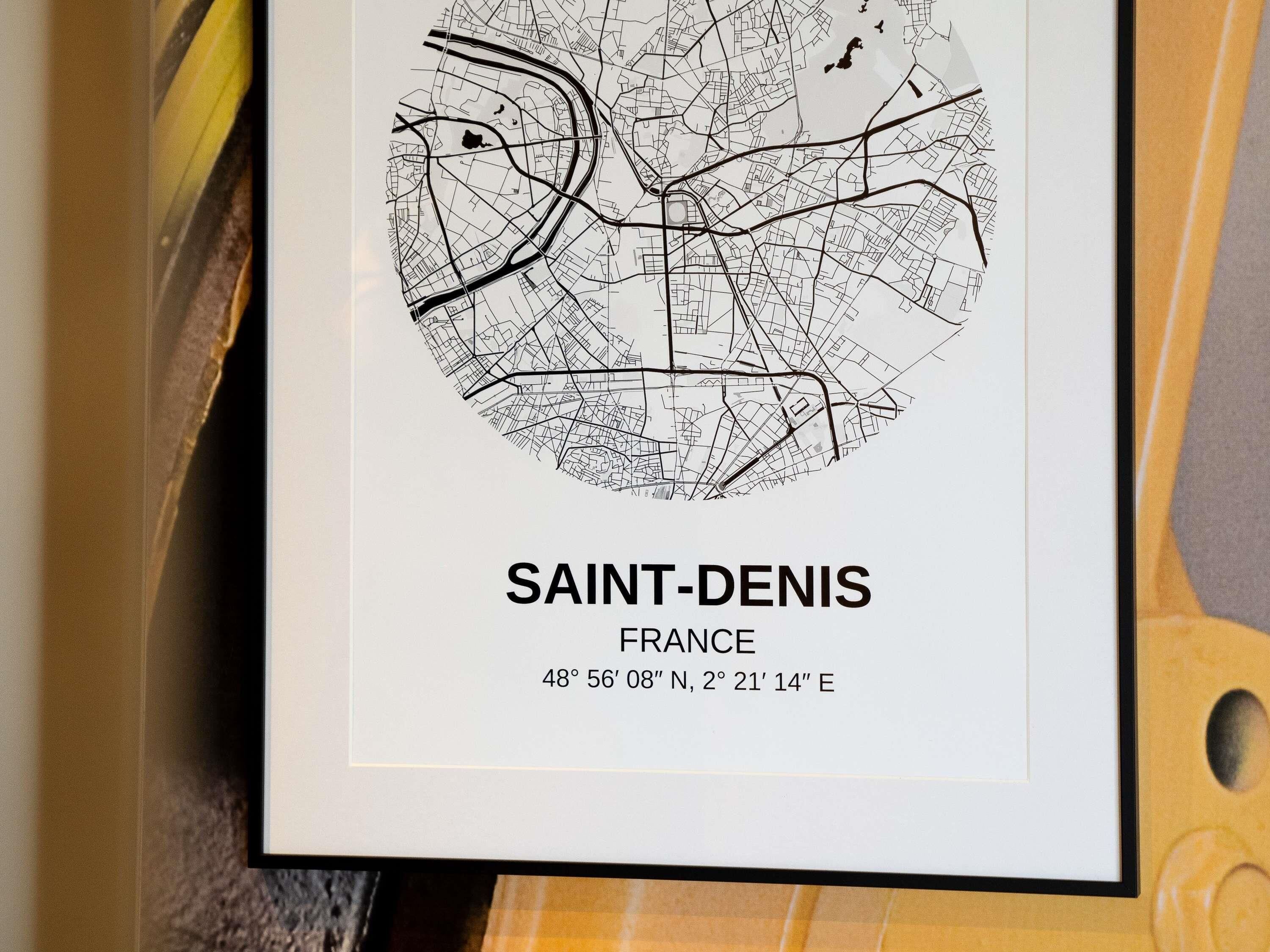 En inramad karta över Saint-Denis i Frankrike, med en detaljerad illustration av gatunätet.