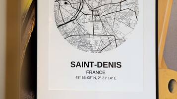 En inramad karta över Saint-Denis i Frankrike, med en detaljerad illustration av gatunätet.