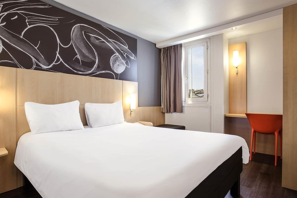 Standard Room, 1 Double Bed | Hypo-allergenic bedding, in-room safe, desk, blackout drapes