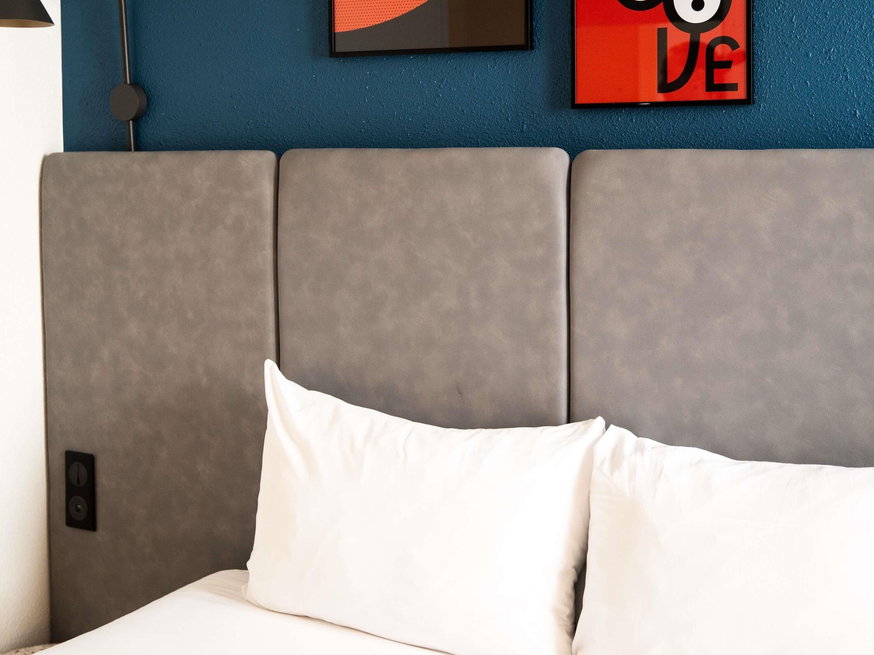 Hypo-allergenic bedding, in-room safe, desk, blackout curtains