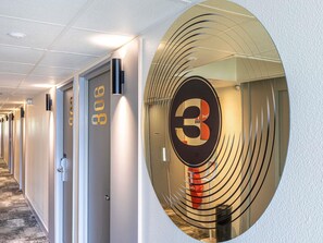 Hypo-allergenic bedding, in-room safe, desk, blackout curtains - ibis Saint-Denis Stade Ouest (Saint-Denis)