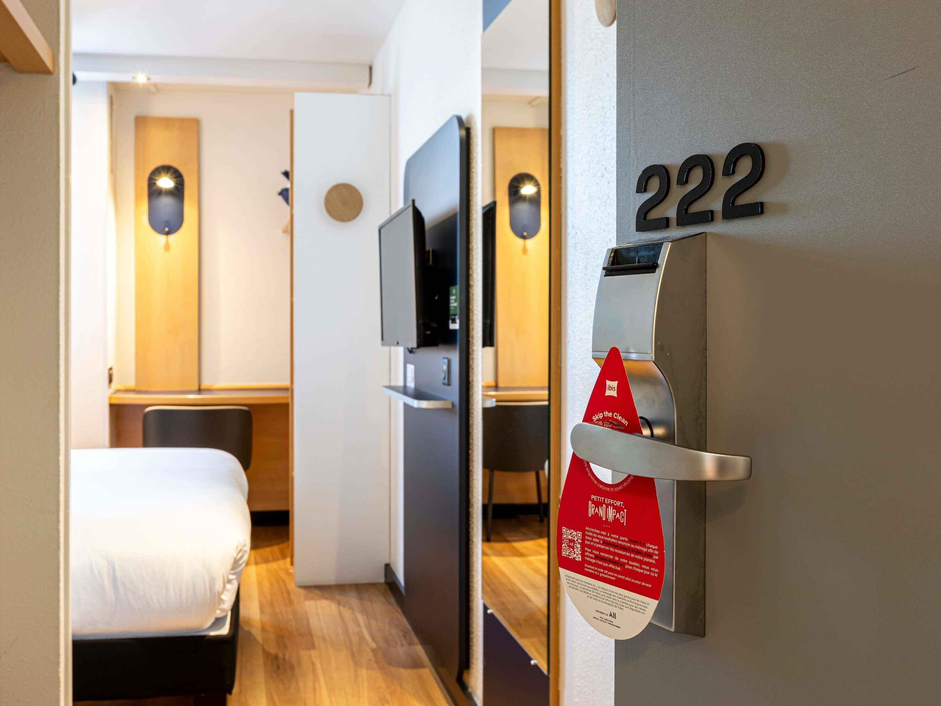Standaard kamer, 2 eenpersoonsbedden | Hypoallergeen beddengoed, een kluis op de kamer, een bureau