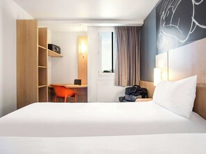 Zimmersafe, Schreibtisch, Verdunkelungsvorhänge, schallisolierte Zimmer