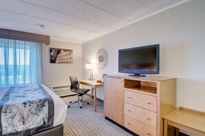 Standard Room, 1 King Bed, Non Smoking, Refrigerator & Microwave | Desk, laptop workspace, blackout drapes, soundproofing