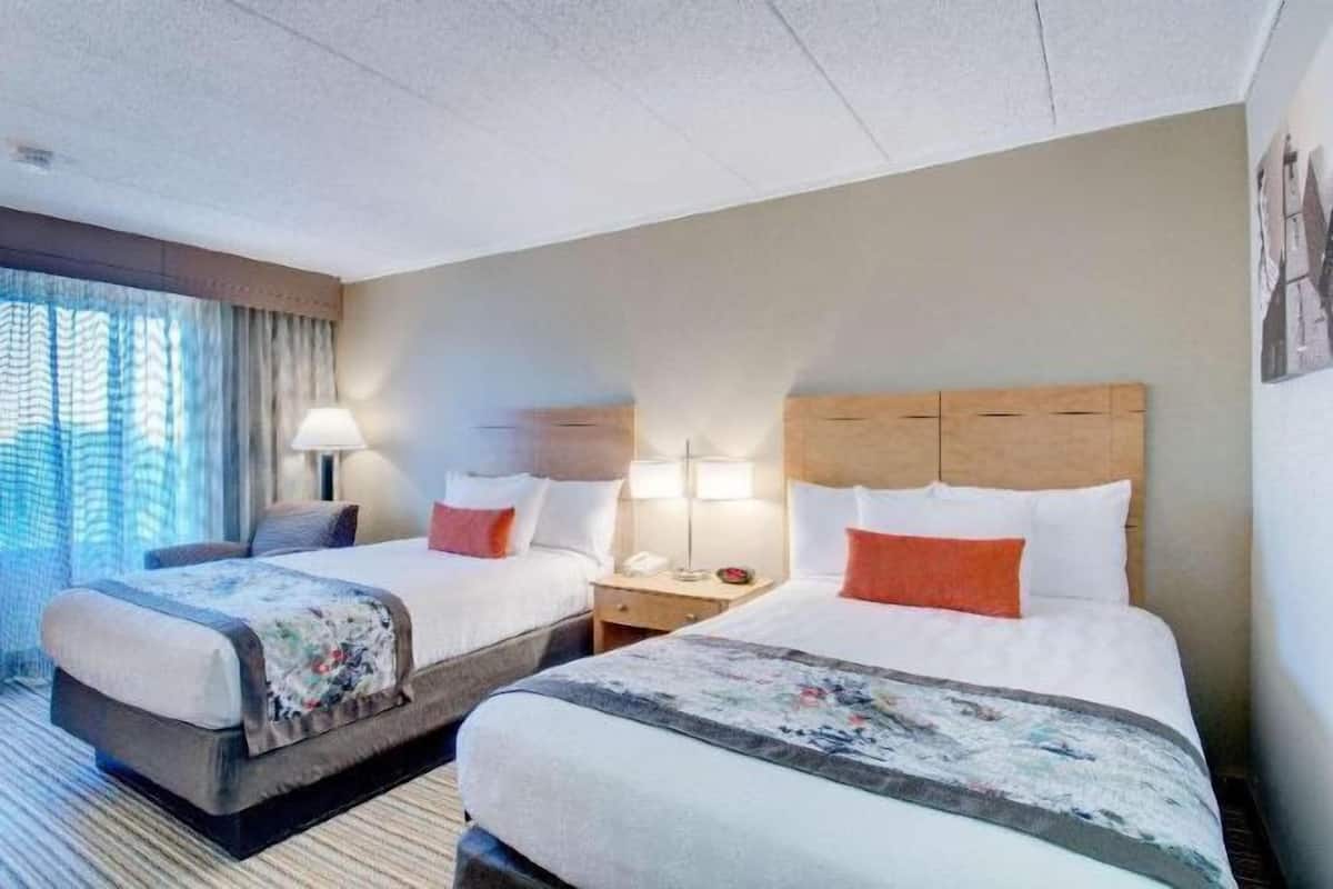 Skrivbord, arbetsyta för laptop, mörkläggningsgardiner och ljudisolering