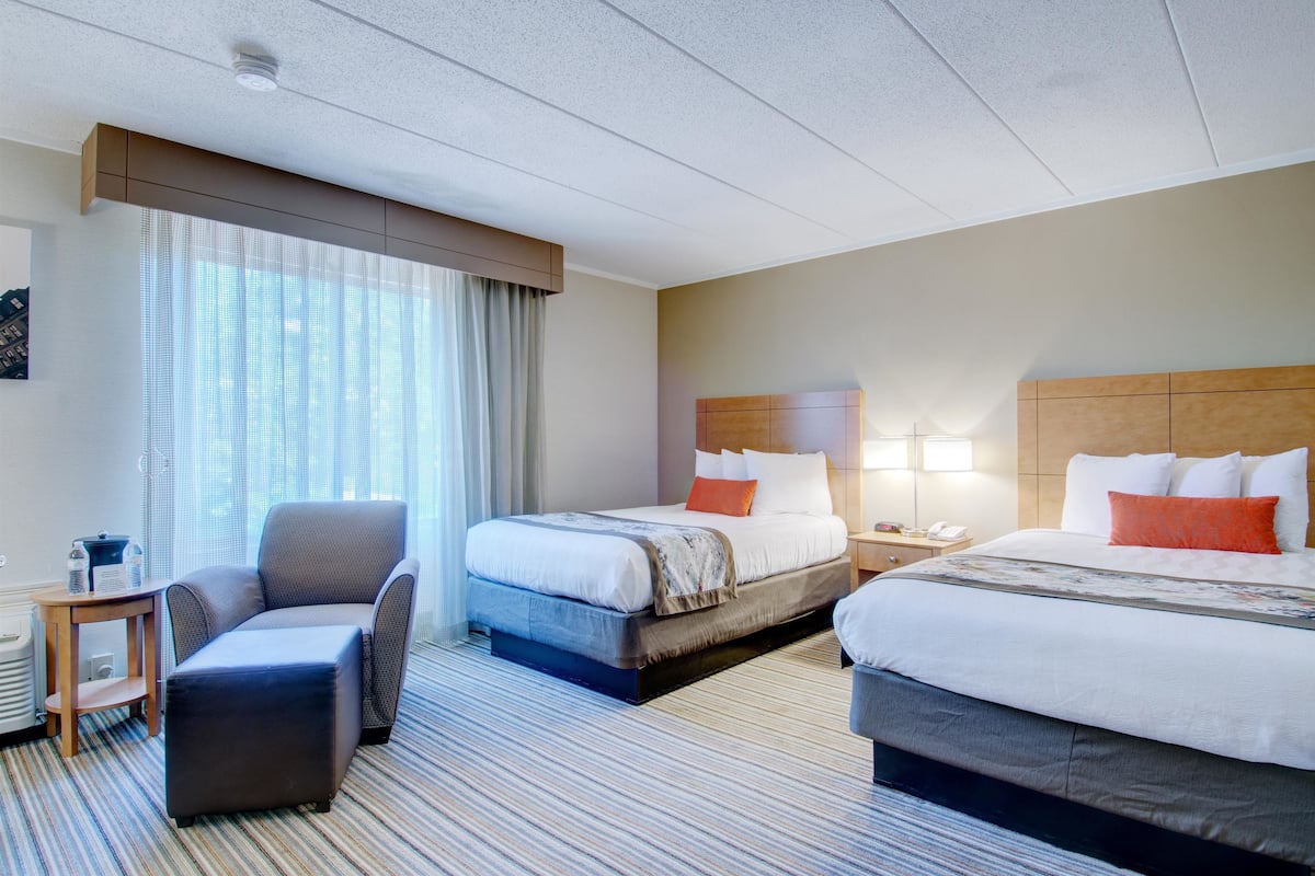 Standard Room, 2 Double Beds, Accessible, Bathtub (Bathtub) | Desk, laptop workspace, blackout drapes, soundproofing