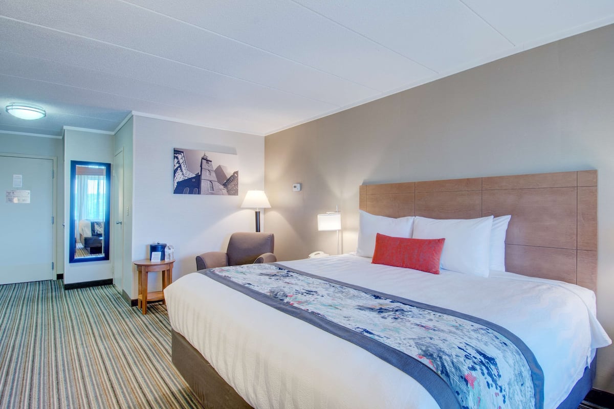 Standard Room, 1 King Bed, Non Smoking, Balcony | Desk, laptop workspace, blackout drapes, soundproofing
