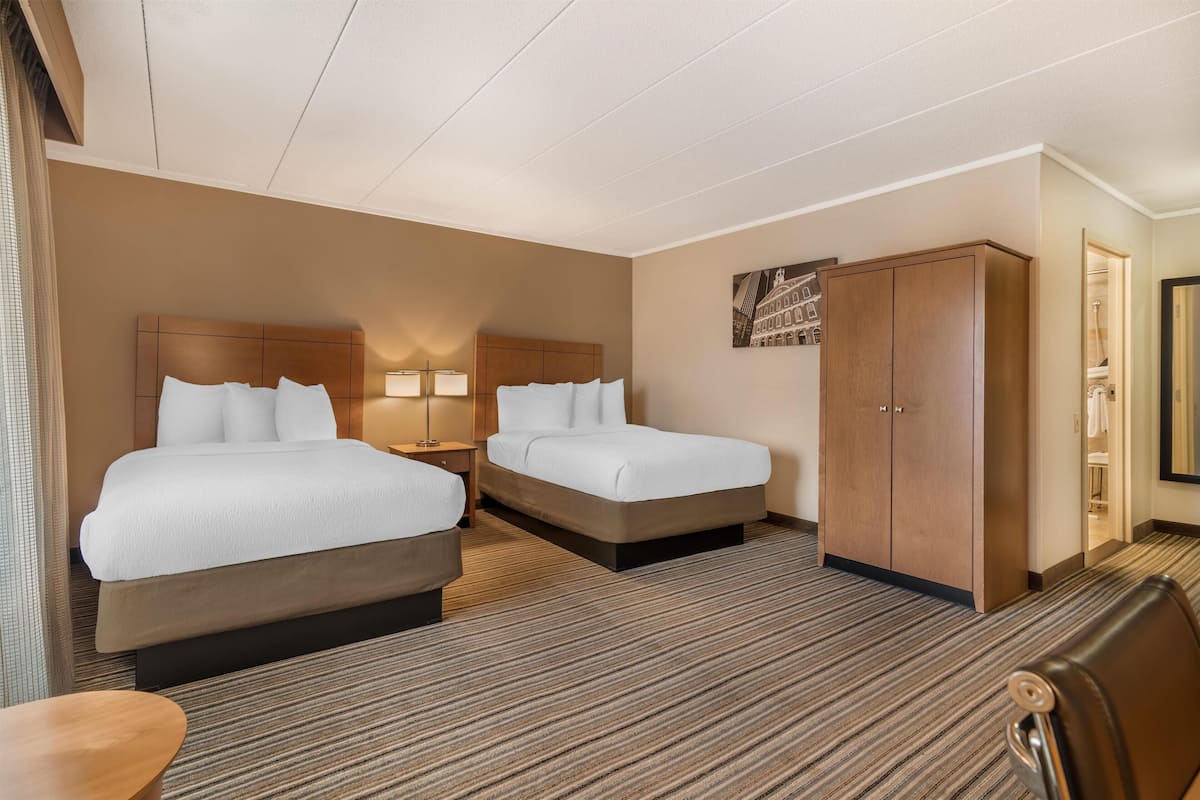 Escrivaninha, espaço de trabalho para notebook, cortinas blackout