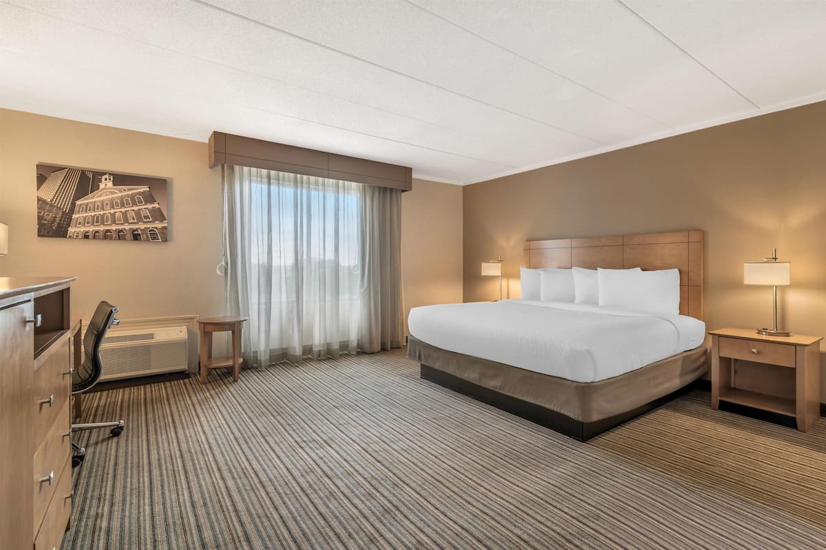 Quarto standard, 1 cama King, acessível, geladeira e micro-ondas | Escrivaninha, espaço de trabalho para notebook, cortinas blackout