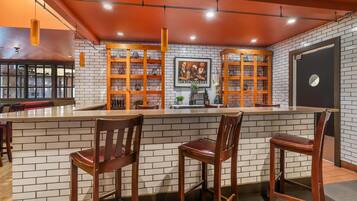 Lunch, dinner, brunch served; American cuisine, alfresco dining