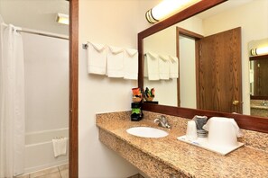 Amenidades de baño ecológicas y toallas 