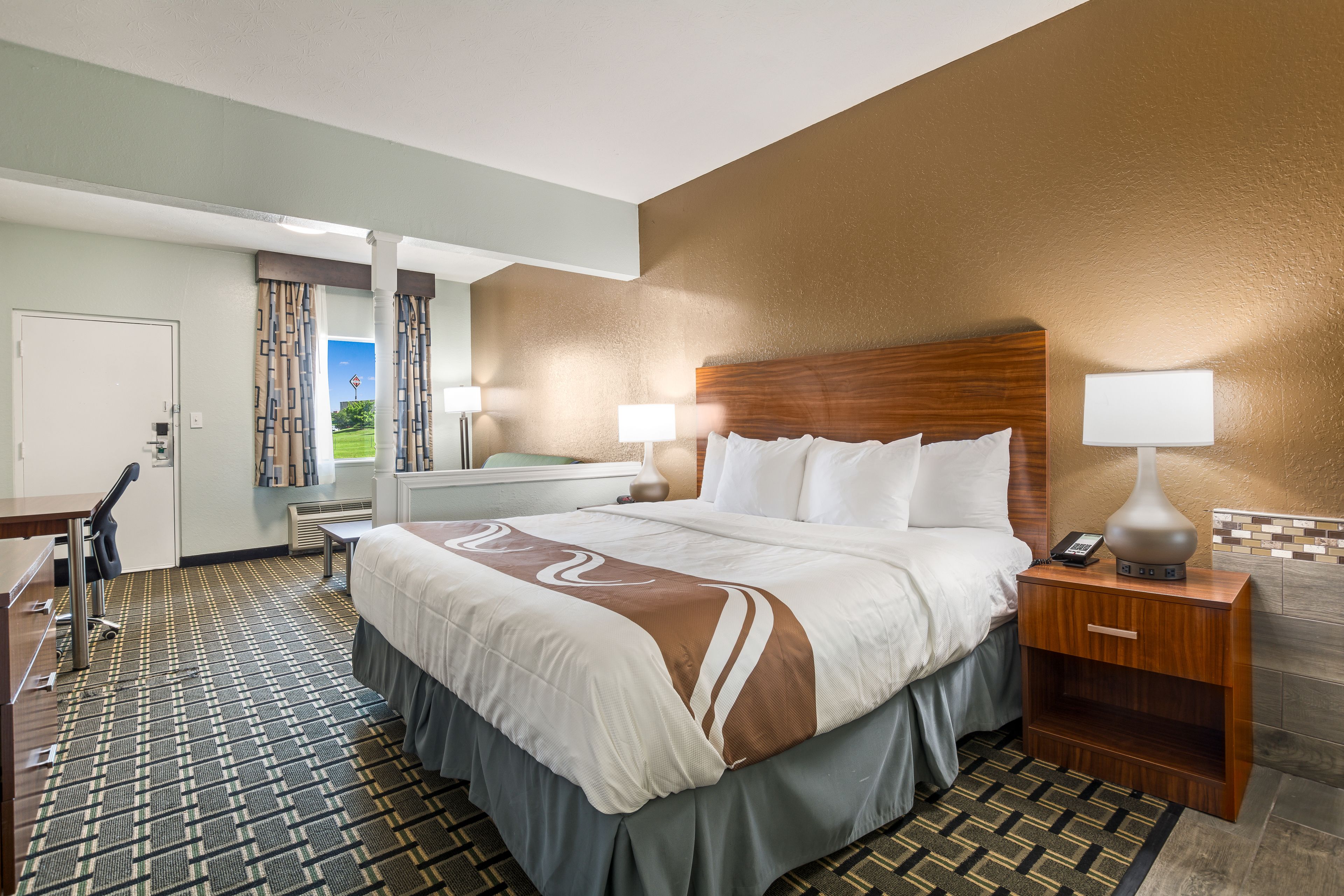 Skrivebord, skrivebord for bærbar PC og strykejern/-brett