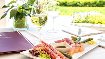 Frühstück, Mittagessen, italienische Küche, Speisen im Freien