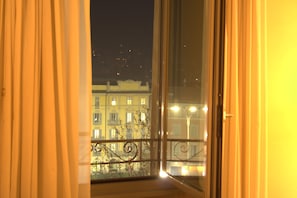 Classic Room (vista piazza) | View from room