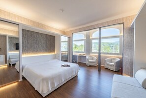 Premium bedding, down comforters, minibar, in-room safe - Metropole Suisse (Como)