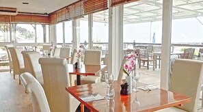 朝食、ランチ、ディナーに営業