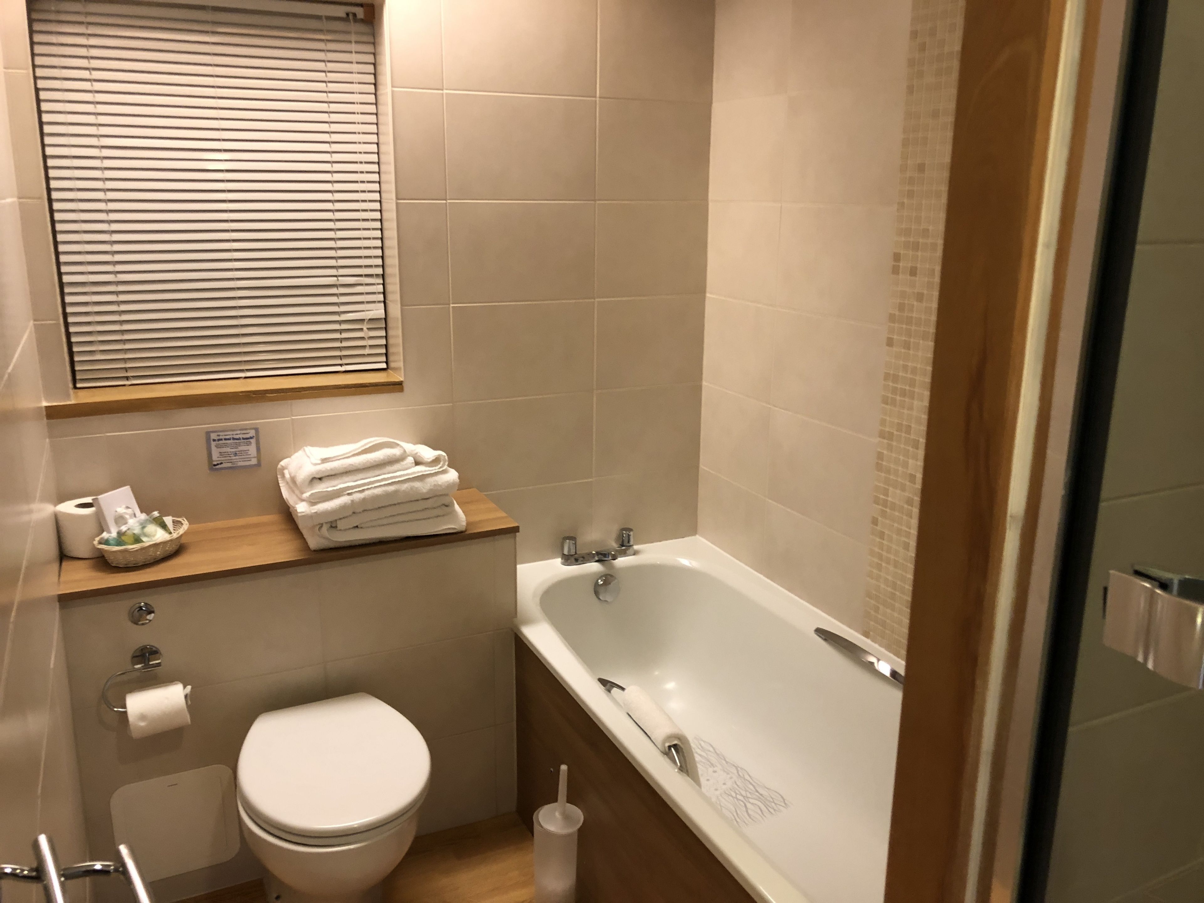 combined shower/bathtub, deep-soaking bathtub, free toiletries