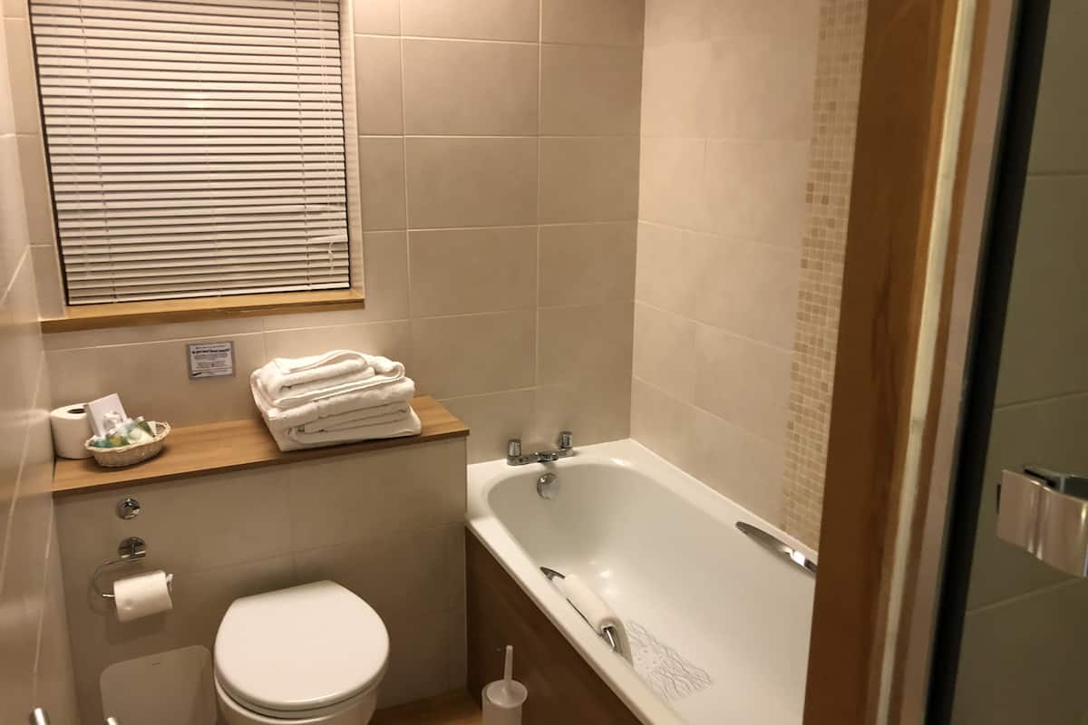 combined shower/bathtub, deep-soaking bathtub, free toiletries