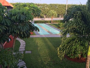 Alberca al aire libre, acceso de 08:00 a 22:00, y camastros 