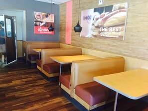 Breakfast and lunch served, American cuisine