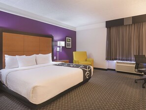 Habitación, 1 cama King size, para no fumadores (Mobility, Bathtub with Grab bars) | Ropa de cama de alta calidad y escritorio 