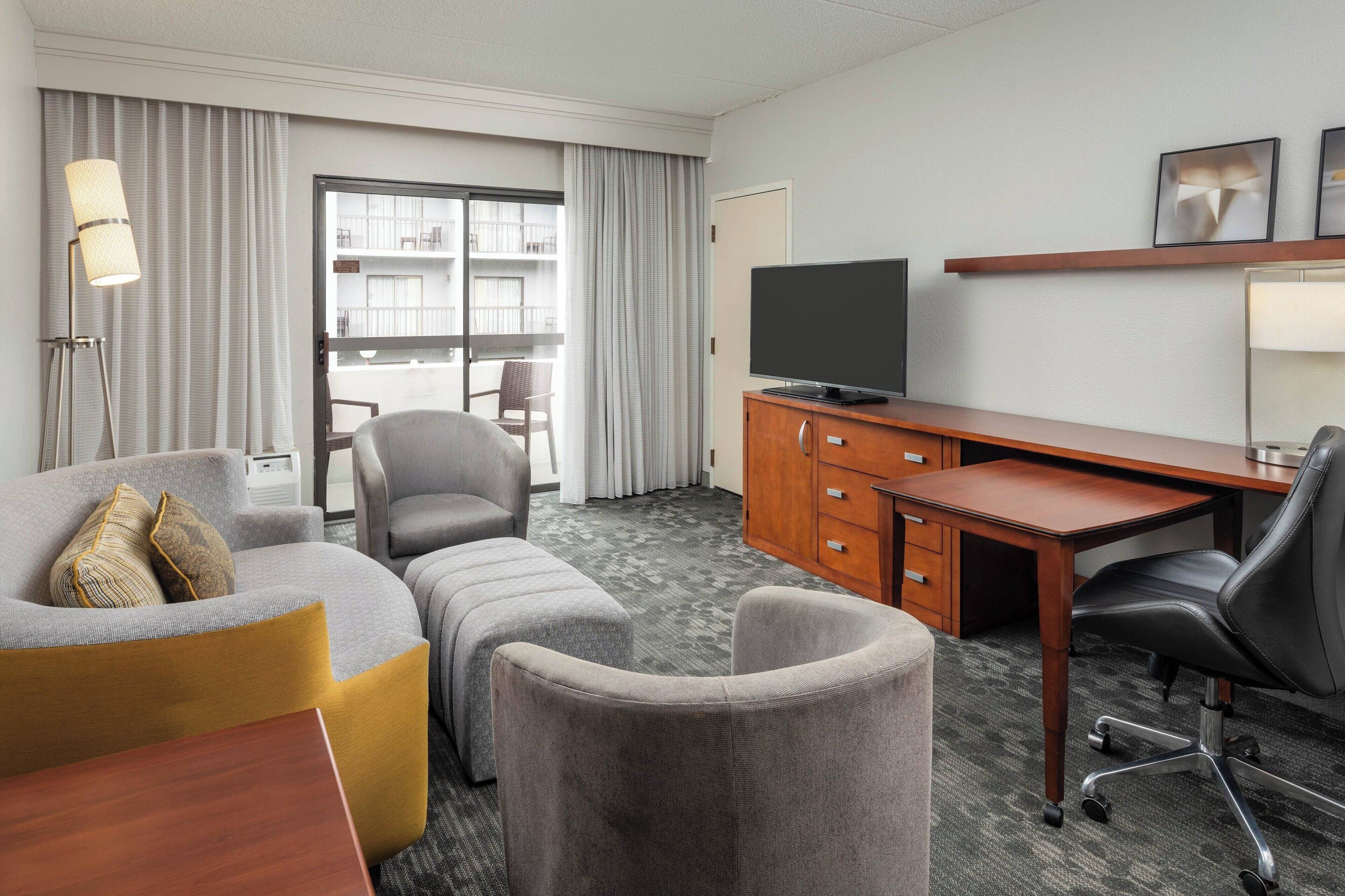 suite, 1 bedroom, balcony | living room | flat-screen tv