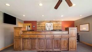 Una cocina amplia con armarios de madera, una isla integrada, luces empotradas en el techo y un ventilador de techo.