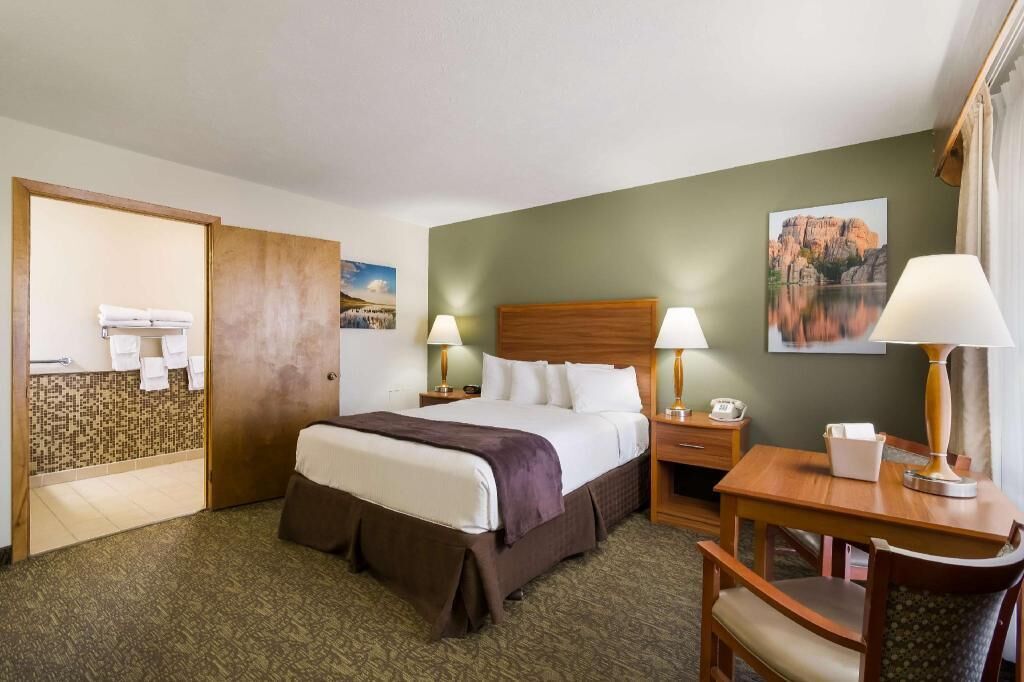 Minibar, desk, soundproofing, iron/ironing board