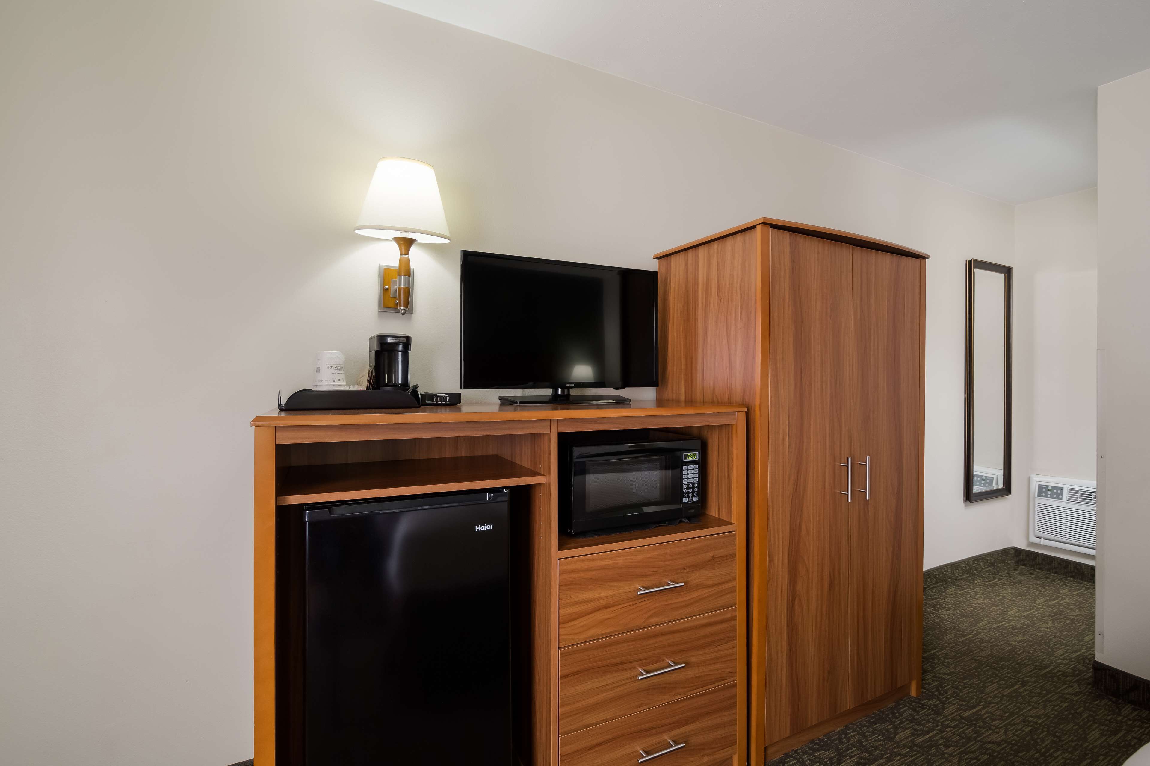 standard room, 1 king bed, non smoking | minibar, desk, soundproofing, iron/ironing board