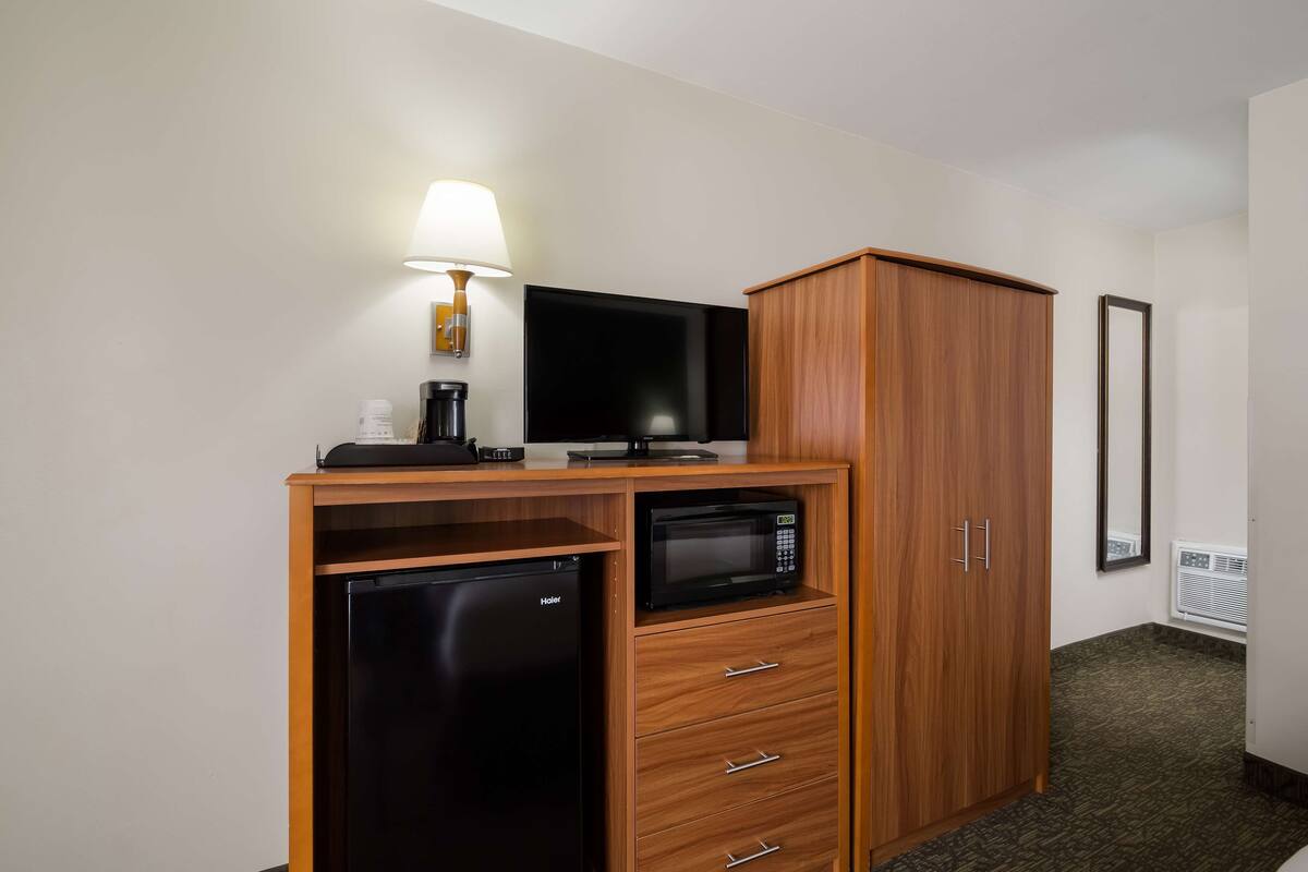 standard room, 1 king bed, non smoking | minibar, desk, soundproofing, iron/ironing board