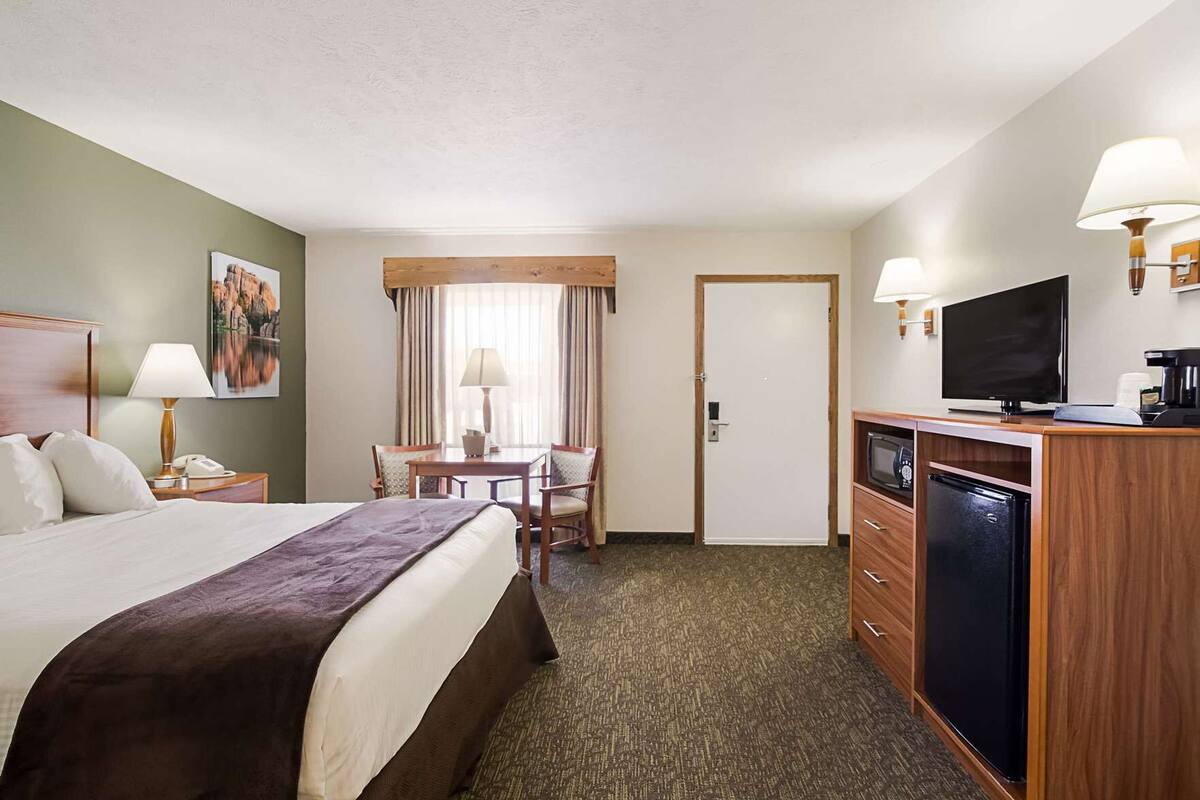 Minibar, desk, soundproofing, iron/ironing board