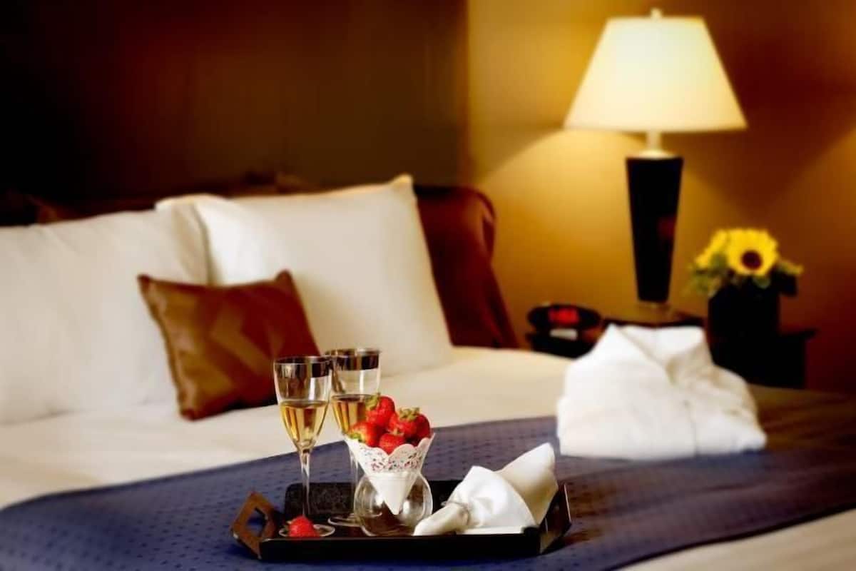 Phòng Tiêu chuẩn | Bàn, màn/rèm cản sáng, bàn ủi/dụng cụ ủi quần áo