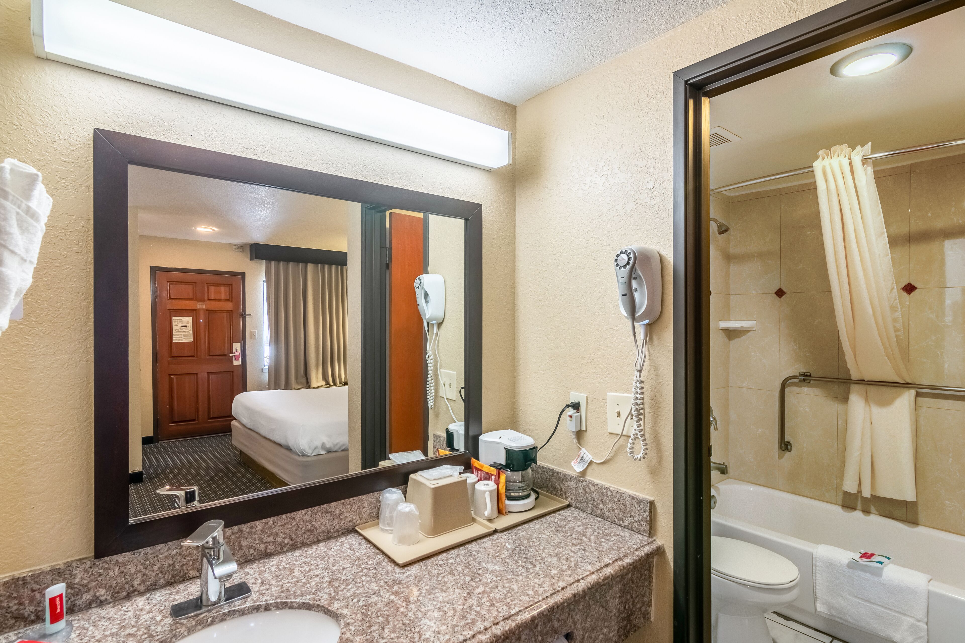 Suite, 1 très grand lit | Salle de bain | Articles de toilette (gratuits), séchoir à cheveux, serviettes fournies