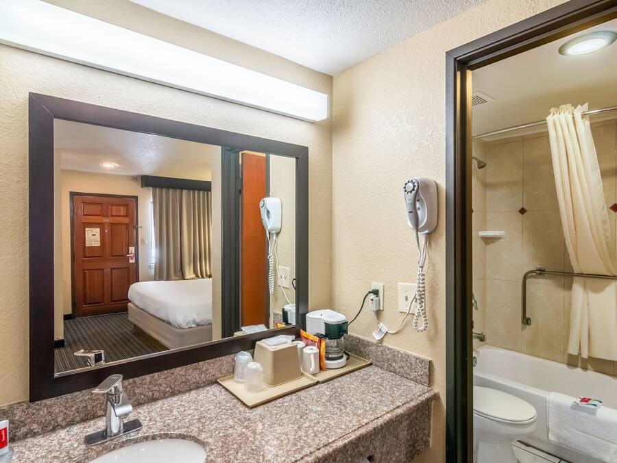 Suite, 1 cama King size | Baño | Amenidades de baño gratuitas, secadora de cabello, toallas